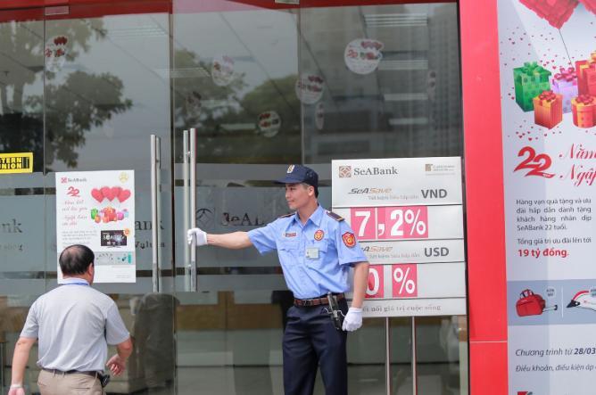 Nhân viên bảo vệ ngân hàng cần có tác phong chuyên nghiệp, thái độ lịch sự