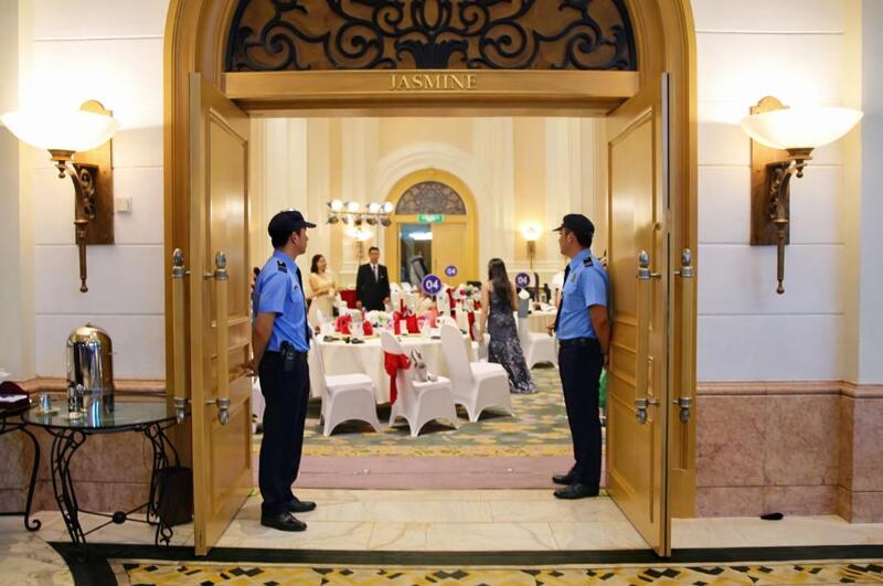 Dịch vụ bảo vệ đảm bảo an ninh các khu vực trong và ngoài nhà hàng
