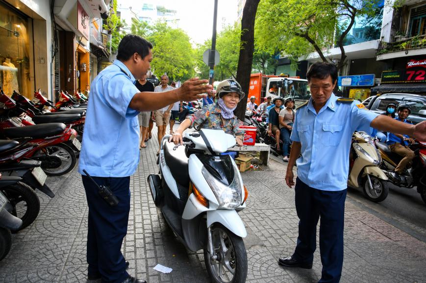 Hỗ trợ đón tiếp, dắt xe giúp khách hàng