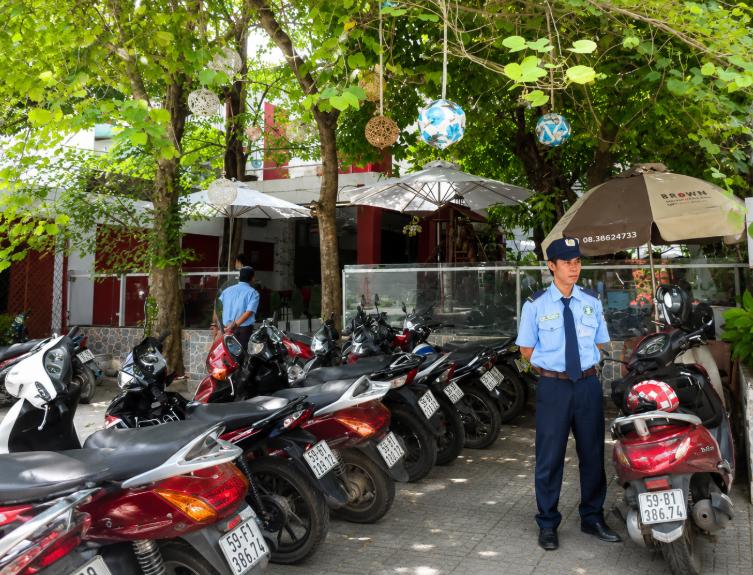 Sử dụng dịch vụ bảo vệ chuyên nghiệp giúp quán cafe tối ưu hóa vận hành, bảo vệ tài sản an toàn 