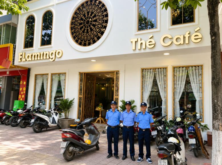 Bảo vệ giúp trông coi và điều phối phương tiện, đảm bảo an ninh trật tự, hỗ trợ khách hàng 