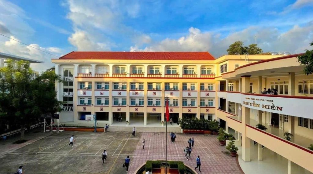 Đảm bảo an ninh an toàn các khu vực sân trường, hành lang lớp học